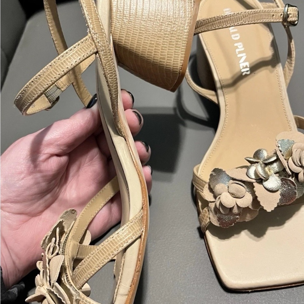 Donald J. Pliner Tan Floral Block Heel Sandals 8 M - Picture 5 of 9